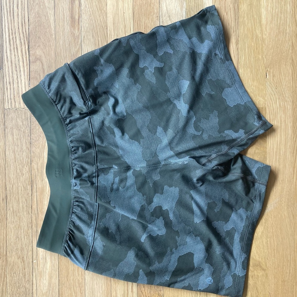Lululemon men’s T.H.E linerless short 9” - Picture 3 of 11